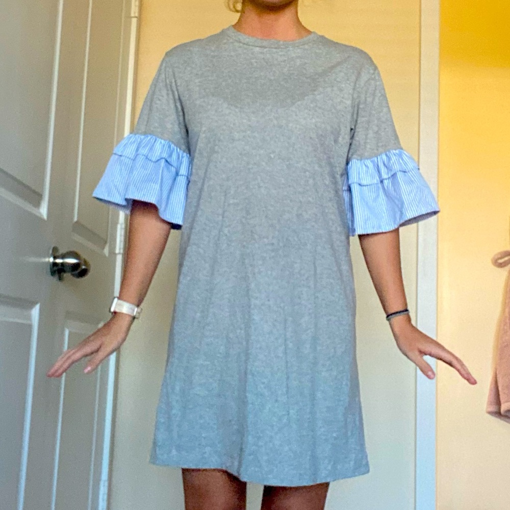 Dress with ruffled sleeves